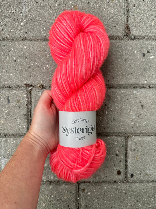 Sysleriget Alpaca Blow | Neon Coral