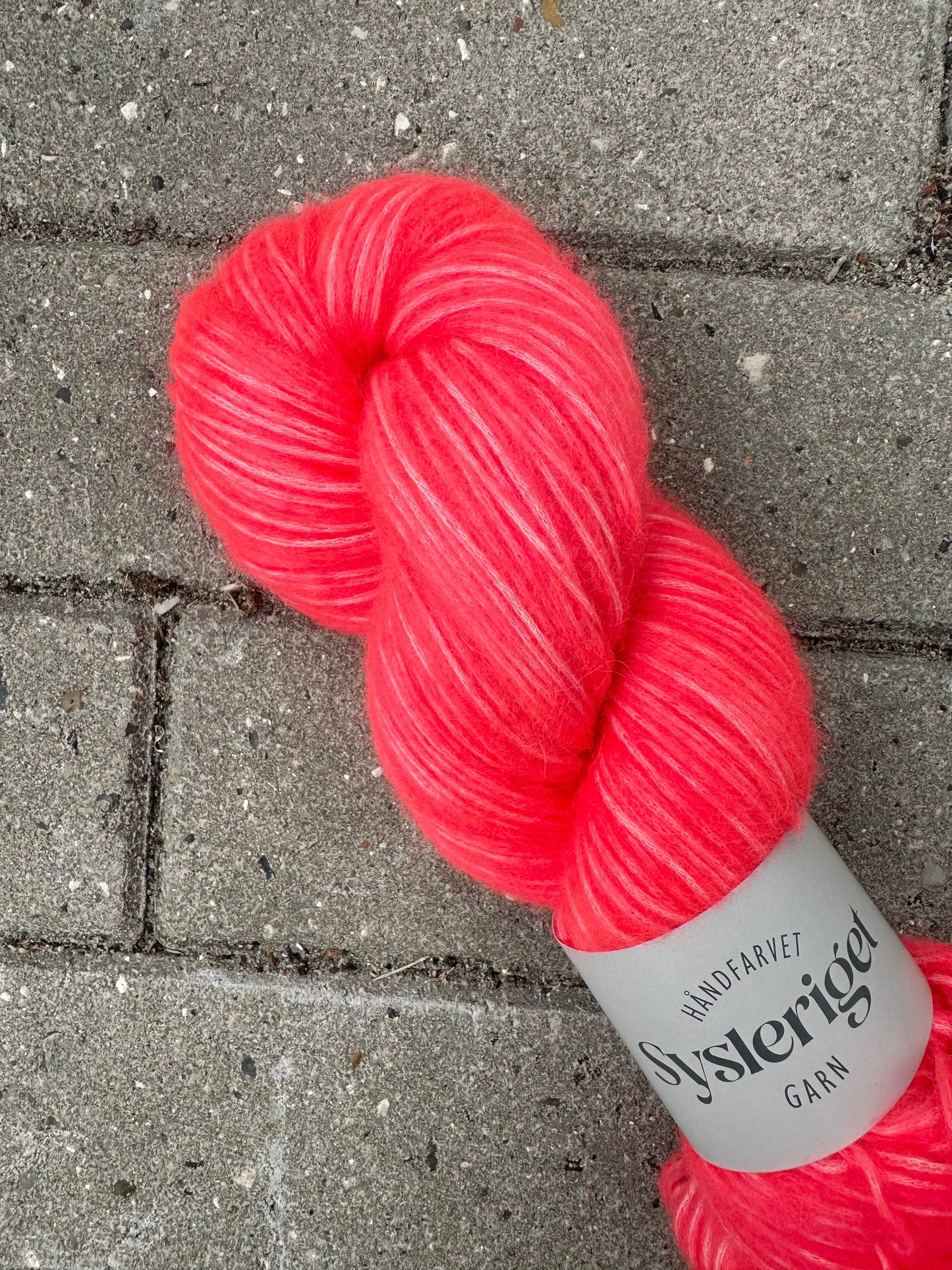 Sysleriget Alpaca Blow | Neon Coral